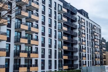 Why Hire an Apartment Locator in Plano, TX Instead of Searching Online Alone